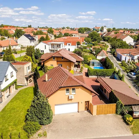 Na Vinarske Stezce Holiday home *